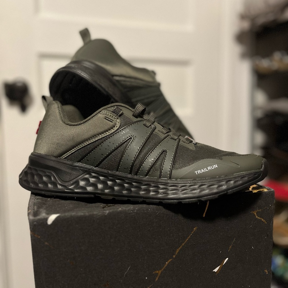Brand New Levi’s trail run size 10 men’s, beautiful green colorway.